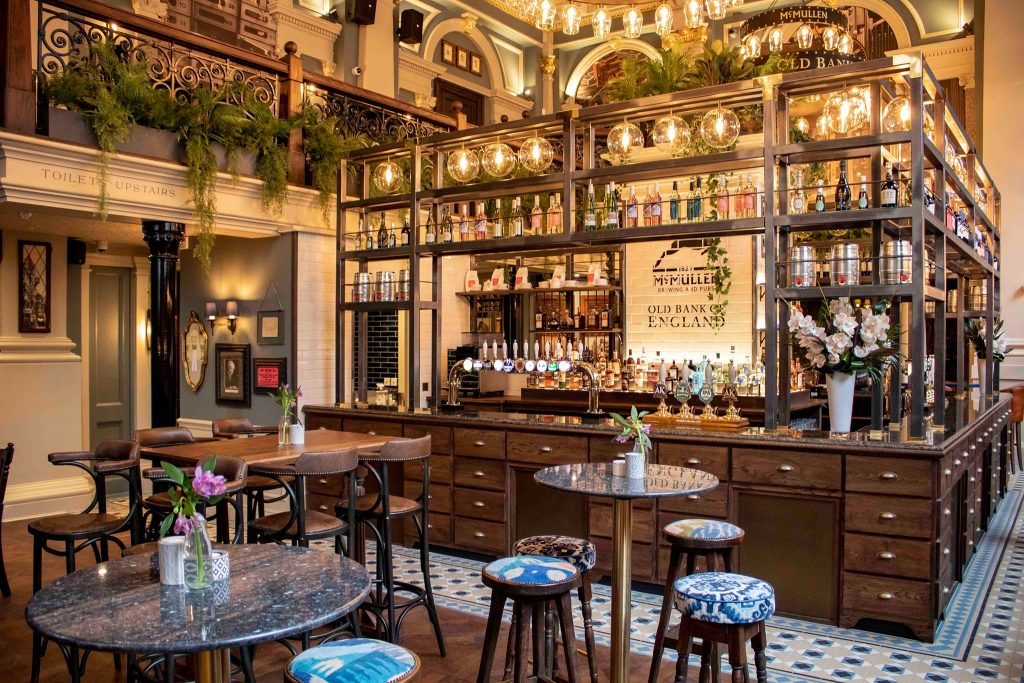 Pub instalado em antigo banco é um dos mais bonitos de Londres