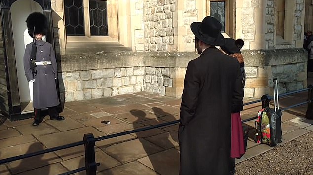 Turista toma esporro público por jogar luvas em guarda britânico
