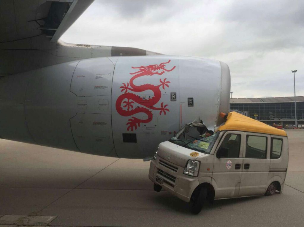 Van colide com avião na pista do aeroporto de Hong Kong; veja o vídeo