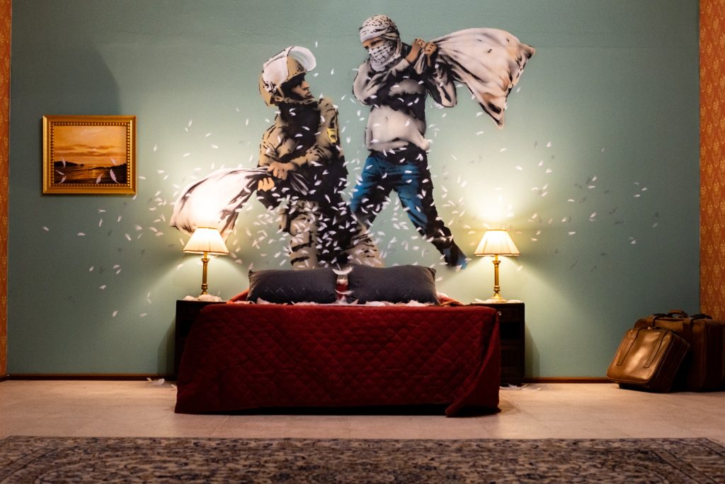 Exposições reproduzem murais de Banksy em tamanho real