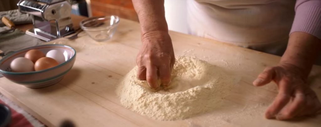 Nonna italiana está ensinando a fazer massas por vídeo