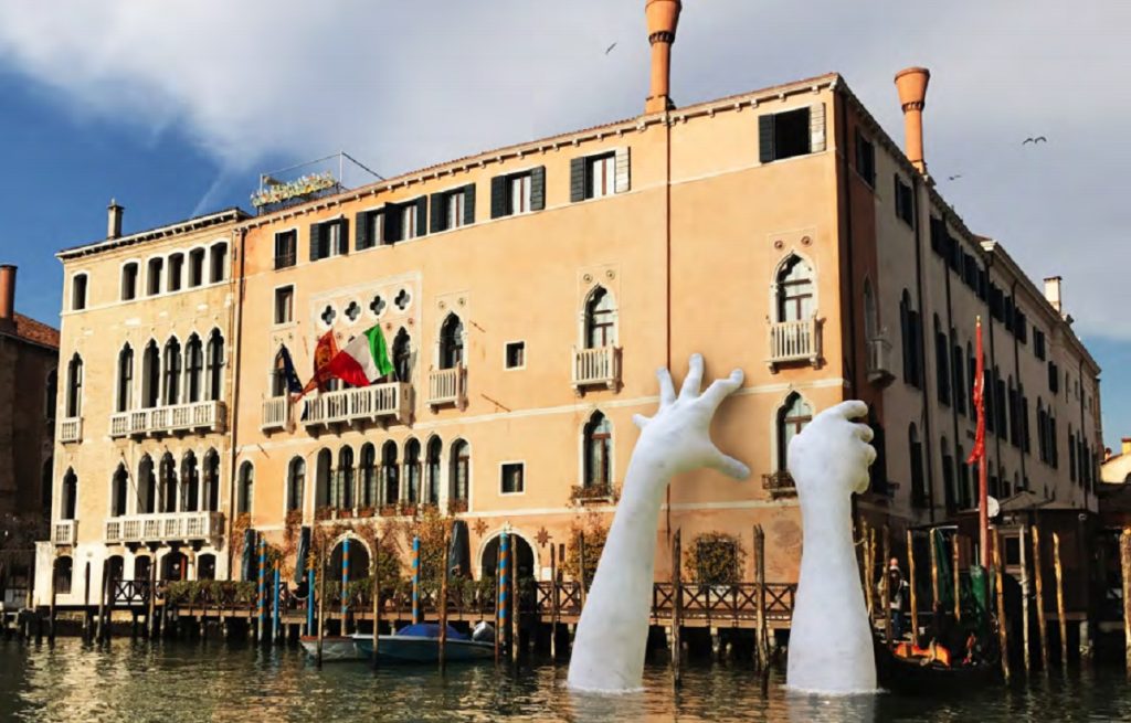 Veneza agora tem mãos gigantes saindo de um dos seus canais