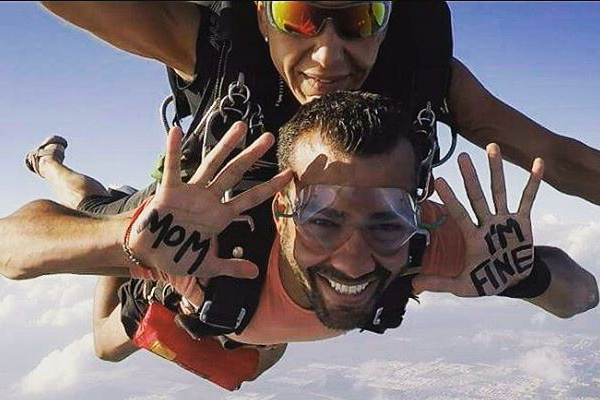 Esse rapaz levou muito a sério a tarefa de avisar a mãe que estava tudo bem durante sua viagem