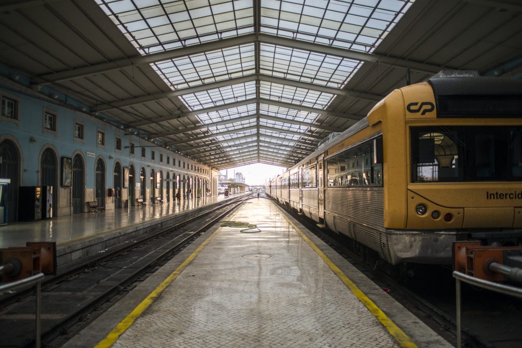 Como economizar viajando de trem e ônibus em Portugal