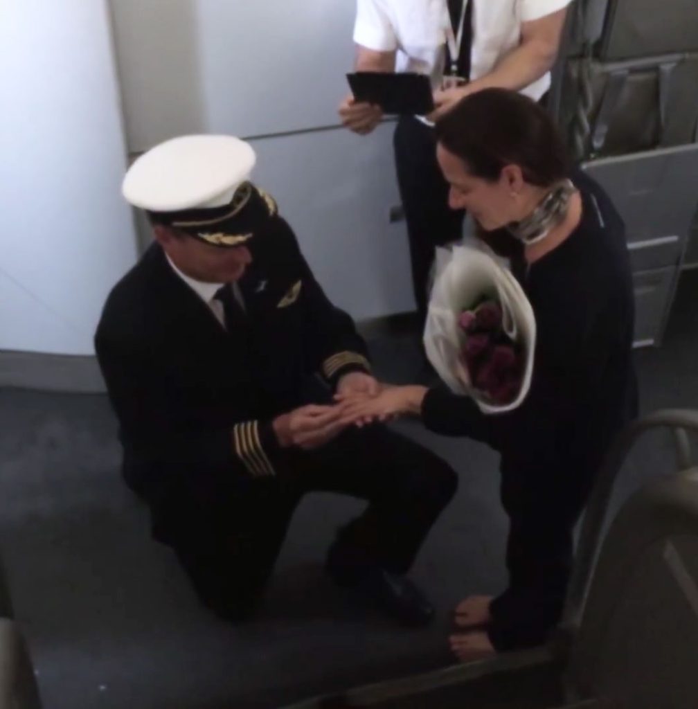 Piloto pede a mão da namorada em casamento em pleno voo; assista ao vídeo